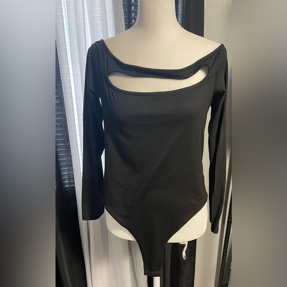 New Fashion Nova Black off the shoulder bodysuit with front cutout. X-Large - Picture 5 of 7